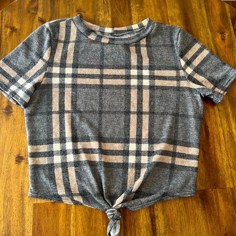 Gray plaid cropped shirt. Worn once. Great condition. Size Medium.